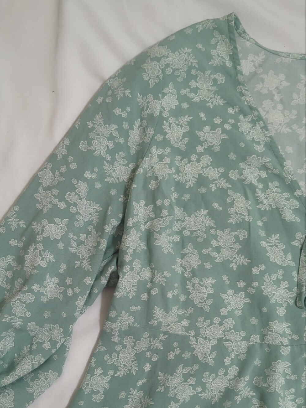 Torrid Hi-Lo Tie-Front Top, Color Lacey floral granite green sm Size 1X - Picture 7 of 15